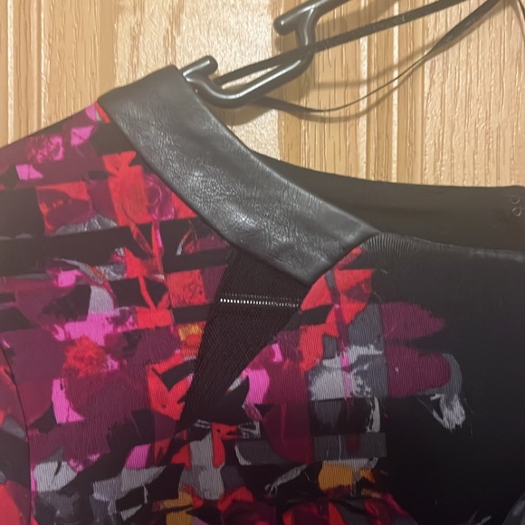 Taylor size 6 midi dress short sleeve, black, red and pink floral pattern - Picture 2 of 5